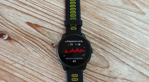 Montre connectée affichant la fréquence cardiaque et la HRV. Idéale pour le suivi sportif, cette montre avec GPS est un atout pour vos entraînements.