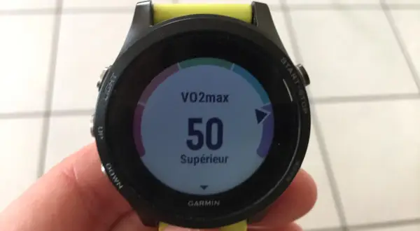 Montre Garmin affichant un résultat de test VMA : VO2max 50, "Supérieur".