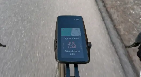Le compteur Coros Dura affiche "Objectif atteint !" avec 7:28 de temps et une avance de 0:58. Une belle performance sur Strava !