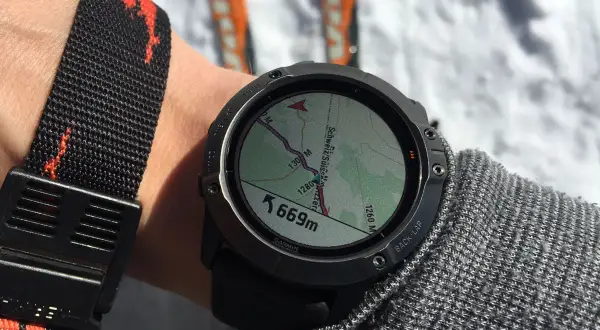 Montre GPS affichant une carte et l'altitude 669m, prête pour une sortie ski. Ce fichier fit est parfait pour le suivi.