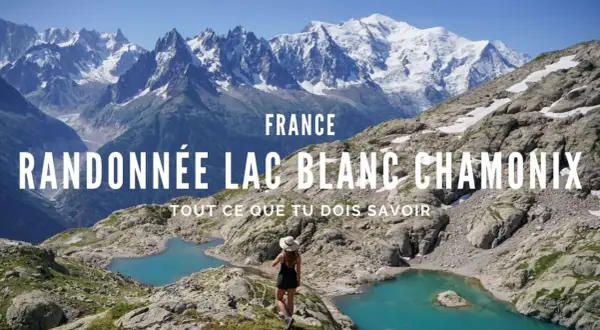 Vue panoramique d'une femme admirant la randonnée Lac Blanc Chamonix, avec des lacs turquoise et des montagnes enneigées en arrière-plan.