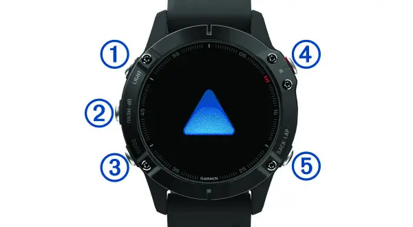 Montre Garmin Fenix 6 Pro avec flèche bleue. Astuce : utilisez les boutons pour naviguer.