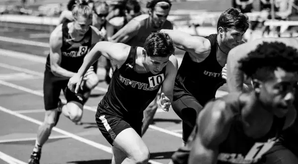 Course de sprint intense. Les athlètes, en pleine action, montrent leur détermination. Ce tableau de VO2 max par âge pourrait illustrer leur performance.