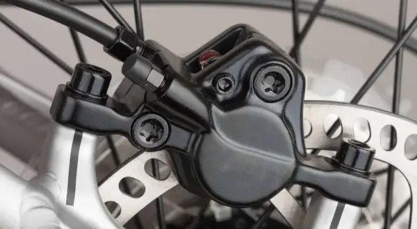 Gros plan sur un étrier de frein à disque de vélo, prêt à changer les plaquettes.