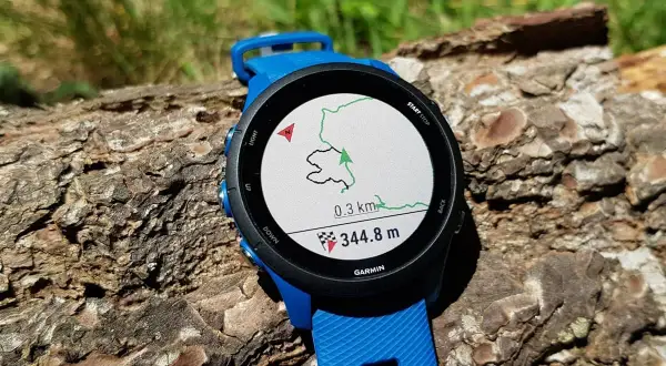 Montre Garmin bleue affichant une carte de randonnée avec des indications tour par tour. Altitude 344.8m, distance 0.3km.