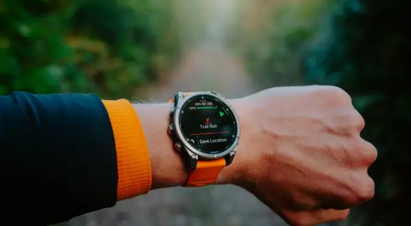 Montre connectée affichant "Trail Run" avec GPS et GLONASS activés, prête pour une course en sentier.
