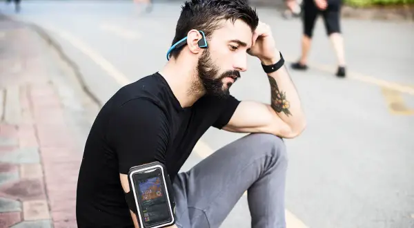 Un coureur porte son téléphone dans un brassard, une solution pratique pour savoir où mettre son téléphone quand on court.