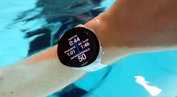 Montre Garmin Forerunner 55 en action pour la natation, affichant le temps d'intervalle et la distance.