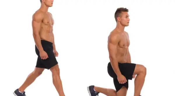 Un homme musclé fait des fentes pour travailler son fessier. Il est montré dans deux positions : debout et en position basse.