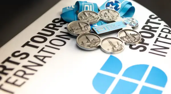 Médailles des Abbott World Marathon Majors sur un fond avec le logo de la course.