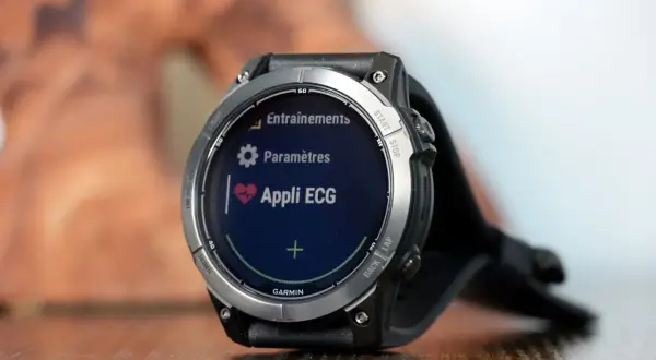 Montre Garmin avec l'application ECG affichée à l'écran, prête à enregistrer votre rythme cardiaque.