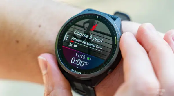 Montre Garmin affichant "Course à pied - Attente du signal GPS". Une panne Garmin Connect empêche le suivi de l'activité.