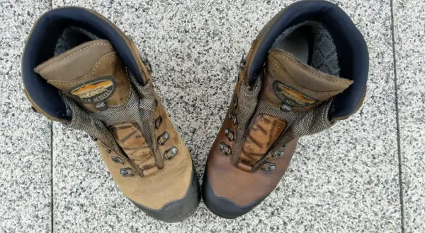 Paire de chaussures de randonnée Meindl, une plus claire que l'autre, avant de savoir comment nettoyer des chaussures de randonnée.