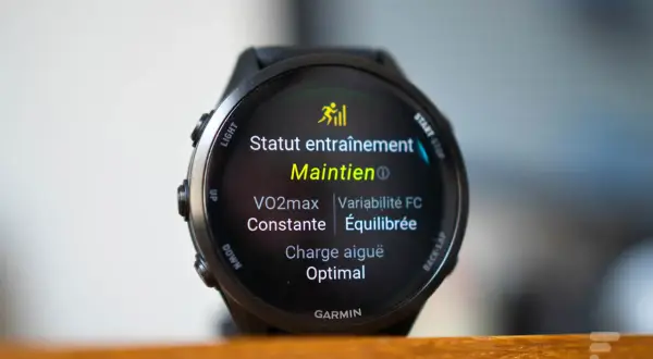Montre Garmin affichant le statut d'entraînement "Maintien", avec VO2max constant et variabilité FC équilibrée. Le statut vfc garmin est optimal.
