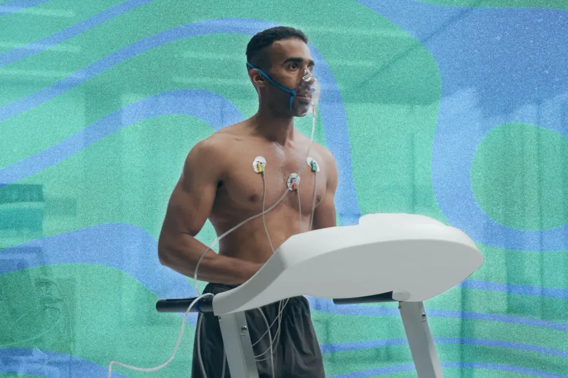 Un homme court sur un tapis roulant, portant un masque à oxygène et des électrodes. Il teste son endurance pour savoir combien de temps pour augmenter sa VO2 max.