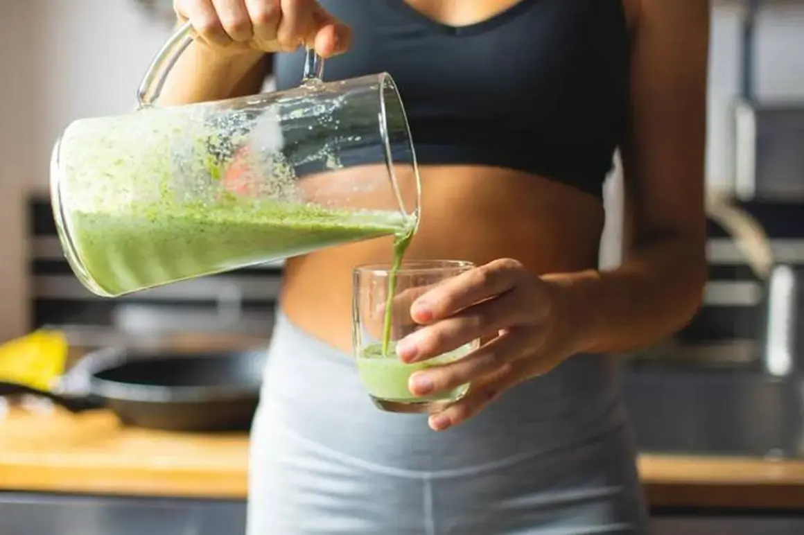 Une femme verse un smoothie vert dans un verre, un geste essentiel pour réussir son challenge 75 Hard.