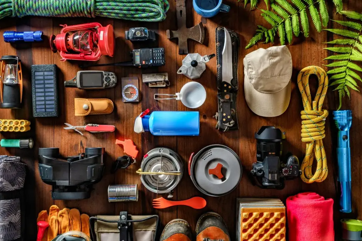 Liste matériel bivouac : lampe, corde, radio, couteau, boussole, jumelles, gourde, réchaud, appareil photo, et bien plus pour l'aventure.