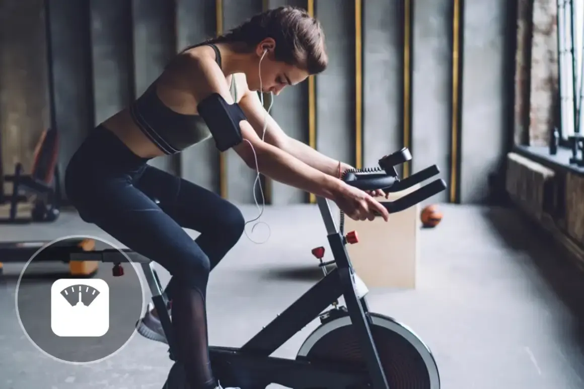 Femme en tenue de sport faisant du spinning, un sport qui aide à perdre du poids.