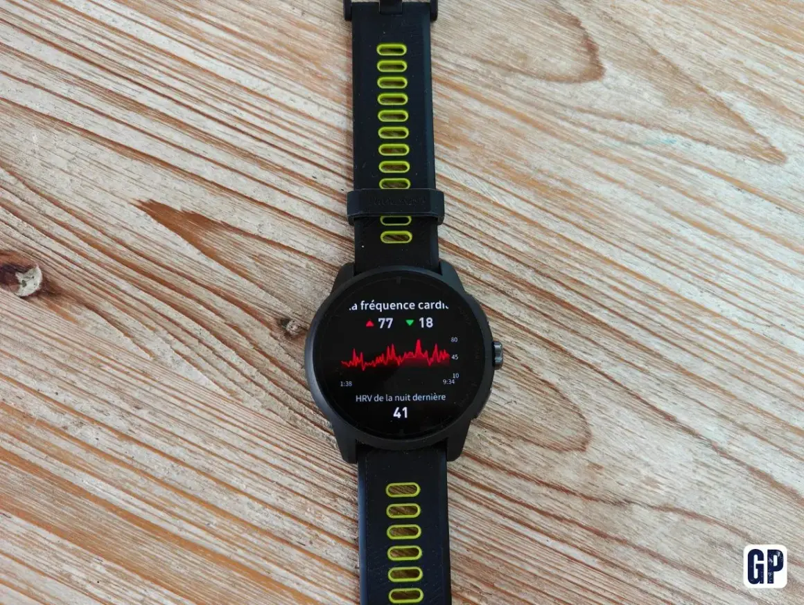 Montre connectée affichant la fréquence cardiaque et la HRV. Idéale pour le suivi sportif, cette montre avec GPS est un atout pour vos entraînements.
