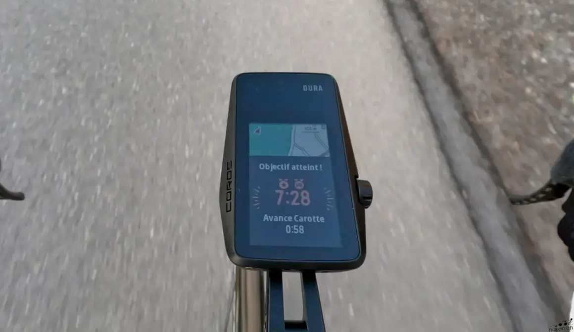 Le compteur Coros Dura affiche "Objectif atteint !" avec 7:28 de temps et une avance de 0:58. Une belle performance sur Strava !