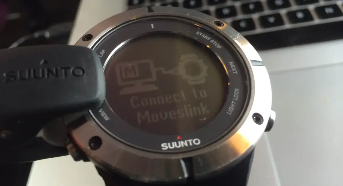 Montre Suunto affichant "Connect to Moveslink", prête pour le livetrack.