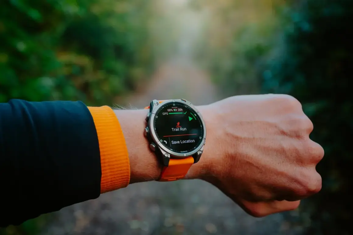 Montre connectée affichant "Trail Run" avec GPS et GLONASS activés, prête pour une course en sentier.