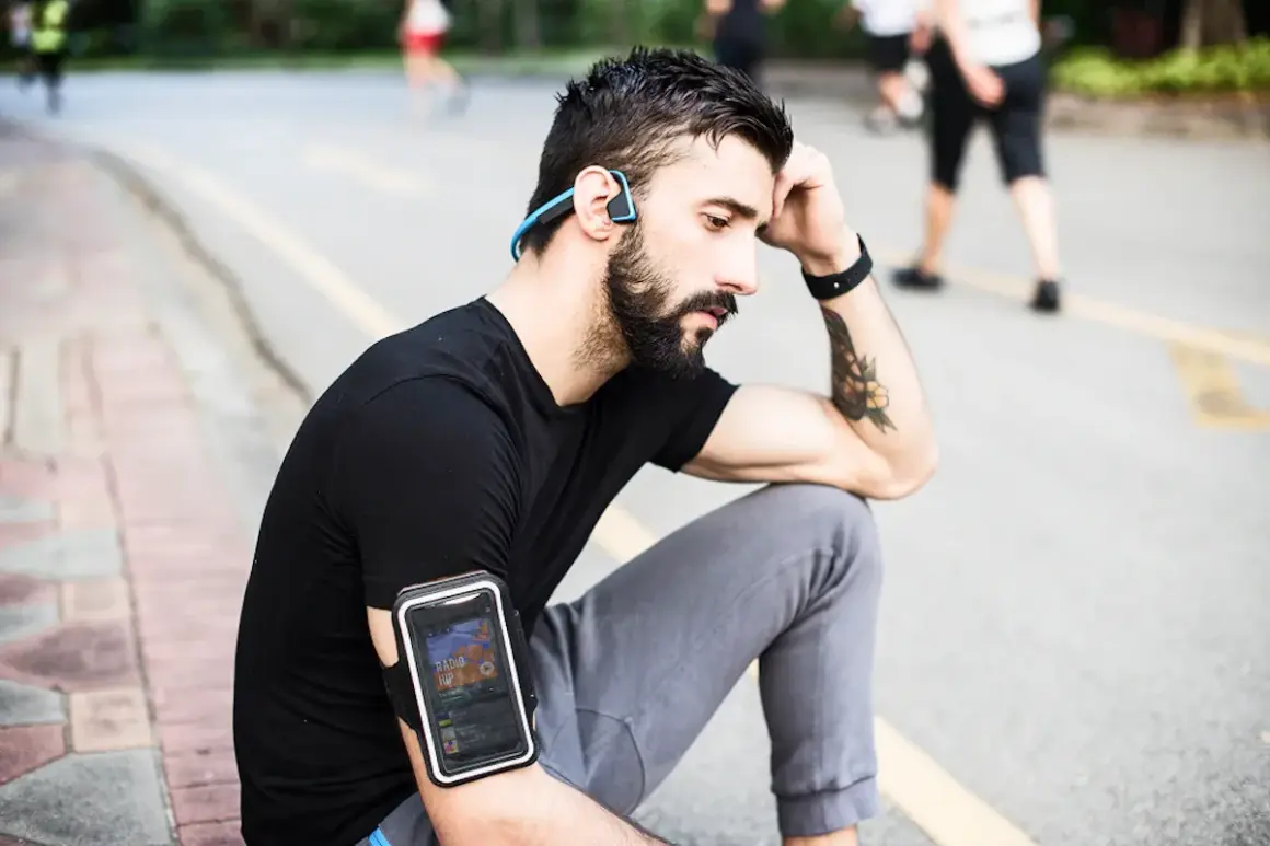 Un coureur porte son téléphone dans un brassard, une solution pratique pour savoir où mettre son téléphone quand on court.