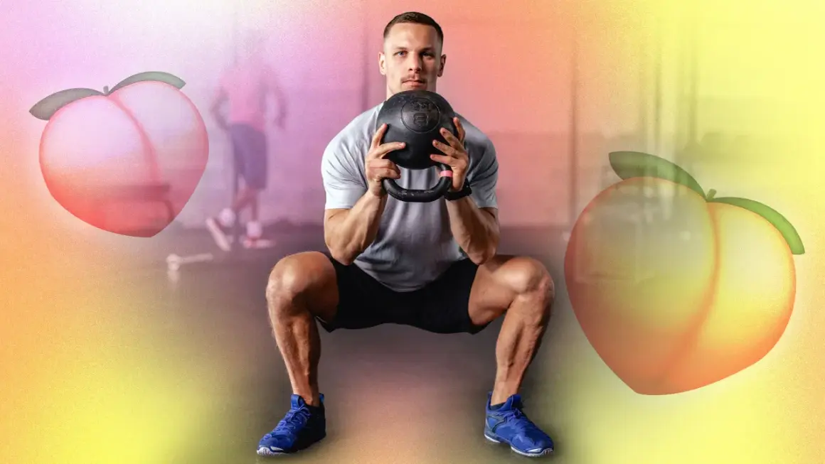 Homme musclé faisant des squats avec une kettlebell, entouré de pêches stylisées.