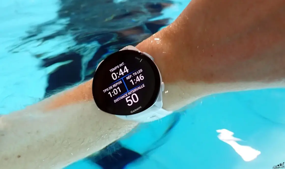 Montre Garmin Forerunner 55 en action pour la natation, affichant le temps d'intervalle et la distance.