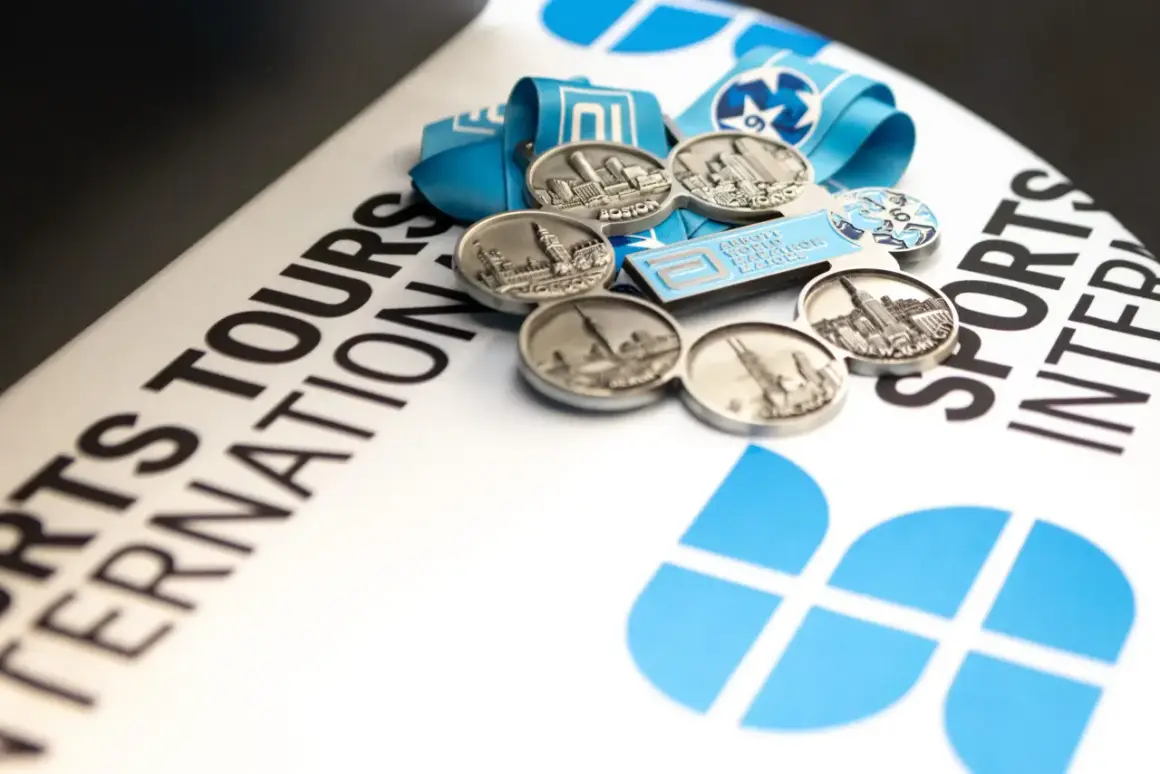 Médailles des Abbott World Marathon Majors sur un fond avec le logo de la course.