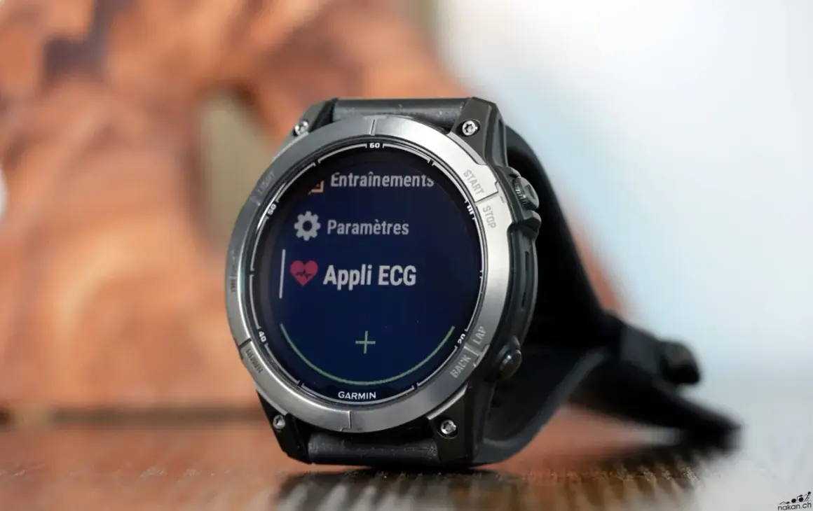 Montre Garmin avec l'application ECG affichée à l'écran, prête à enregistrer votre rythme cardiaque.