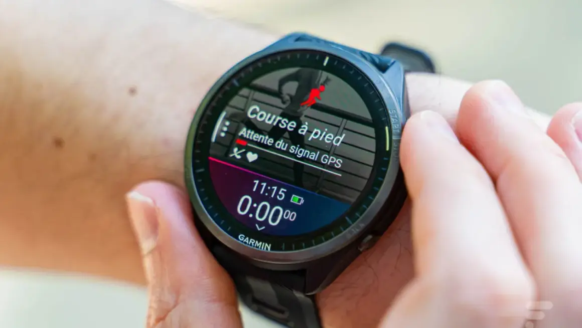 Montre Garmin affichant "Course à pied - Attente du signal GPS". Une panne Garmin Connect empêche le suivi de l'activité.