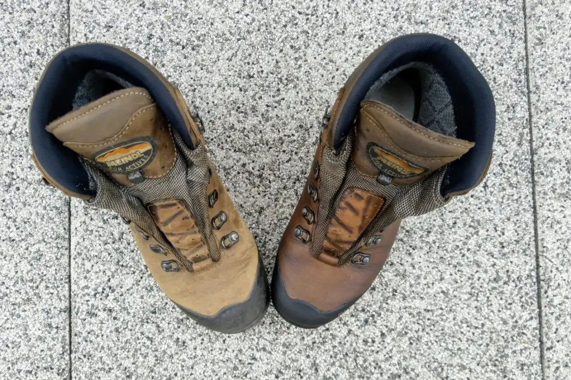 Paire de chaussures de randonnée Meindl, une plus claire que l'autre, avant de savoir comment nettoyer des chaussures de randonnée.