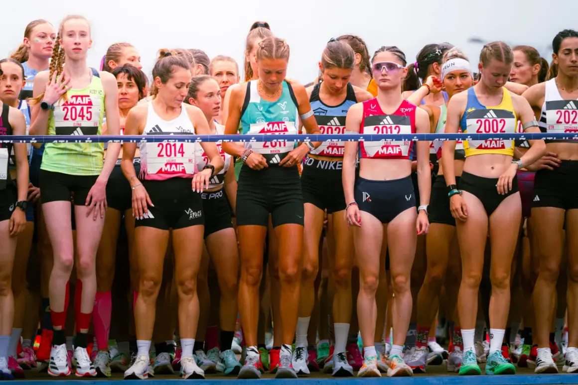 Des coureuses prêtes à courir un semi marathon, visages concentrés, dossards affichés.