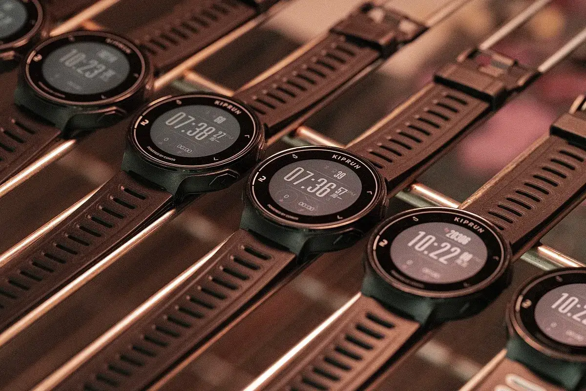 Plusieurs montres Kiprun GPS 500, idéales pour le dénivelé, affichent l'heure.
