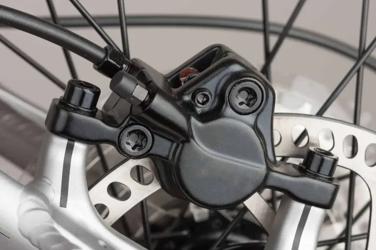 Gros plan sur un &eacute;trier de frein &agrave; disque de v&eacute;lo, pr&ecirc;t &agrave; changer les plaquettes.