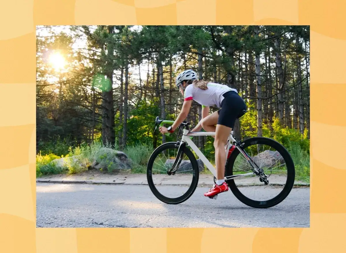 Cycliste en pleine nature, profitant du soleil. Combien de temps de v&eacute;lo pour perdre 1kg ? La r&eacute;ponse d&eacute;pend de l'intensit&eacute; et de la dur&eacute;e de vos sorties.