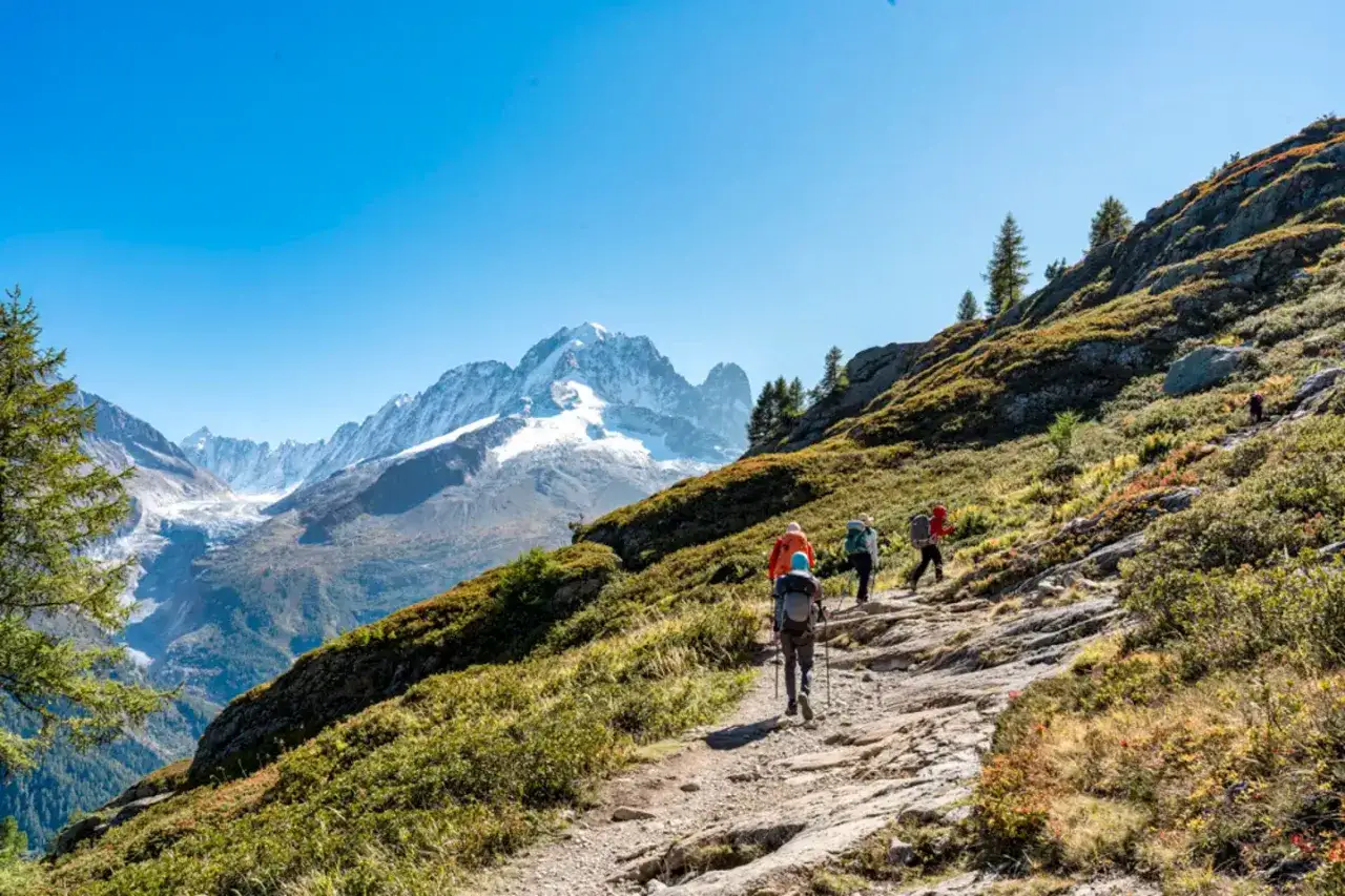 Randonneurs sur un sentier de montagne, vue sur le Mont-Blanc. Une expérience de la meilleur randonnée France.