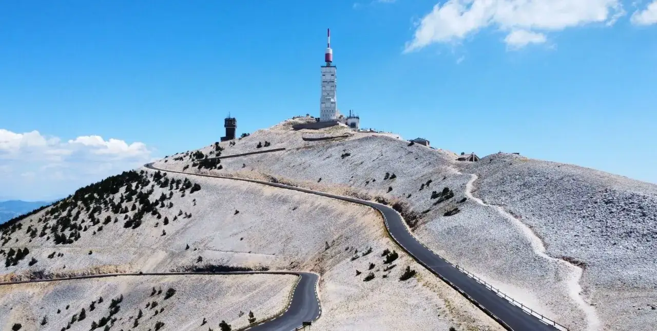 Vue a&eacute;rienne du Mont Ventoux par sault, avec sa route sinueuse et sa tour de t&eacute;l&eacute;communication.