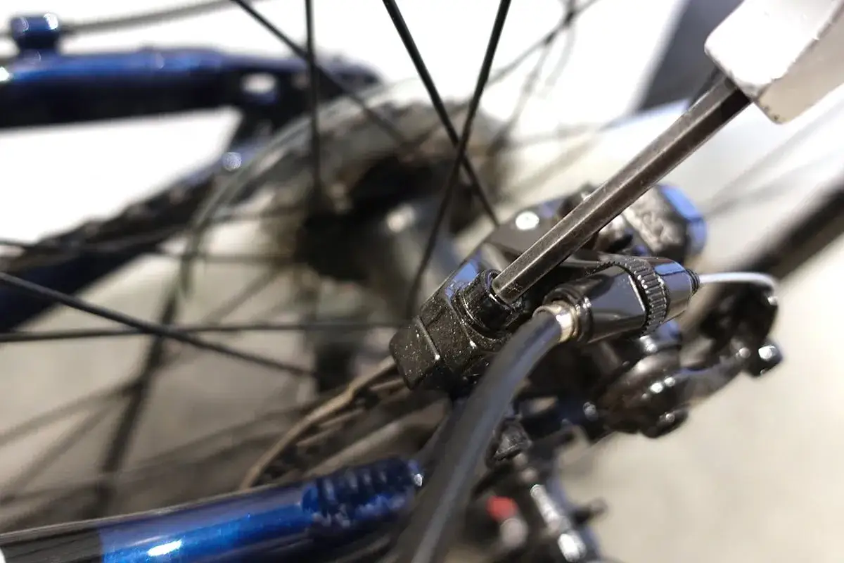 Ajustement du r&eacute;glage du frein &agrave; disque d'un v&eacute;lo avec une cl&eacute; Allen.