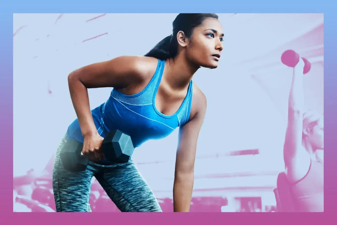 Femme concentrée muscler le dos avec haltère. Autre femme s'entraîne en arrière-plan.