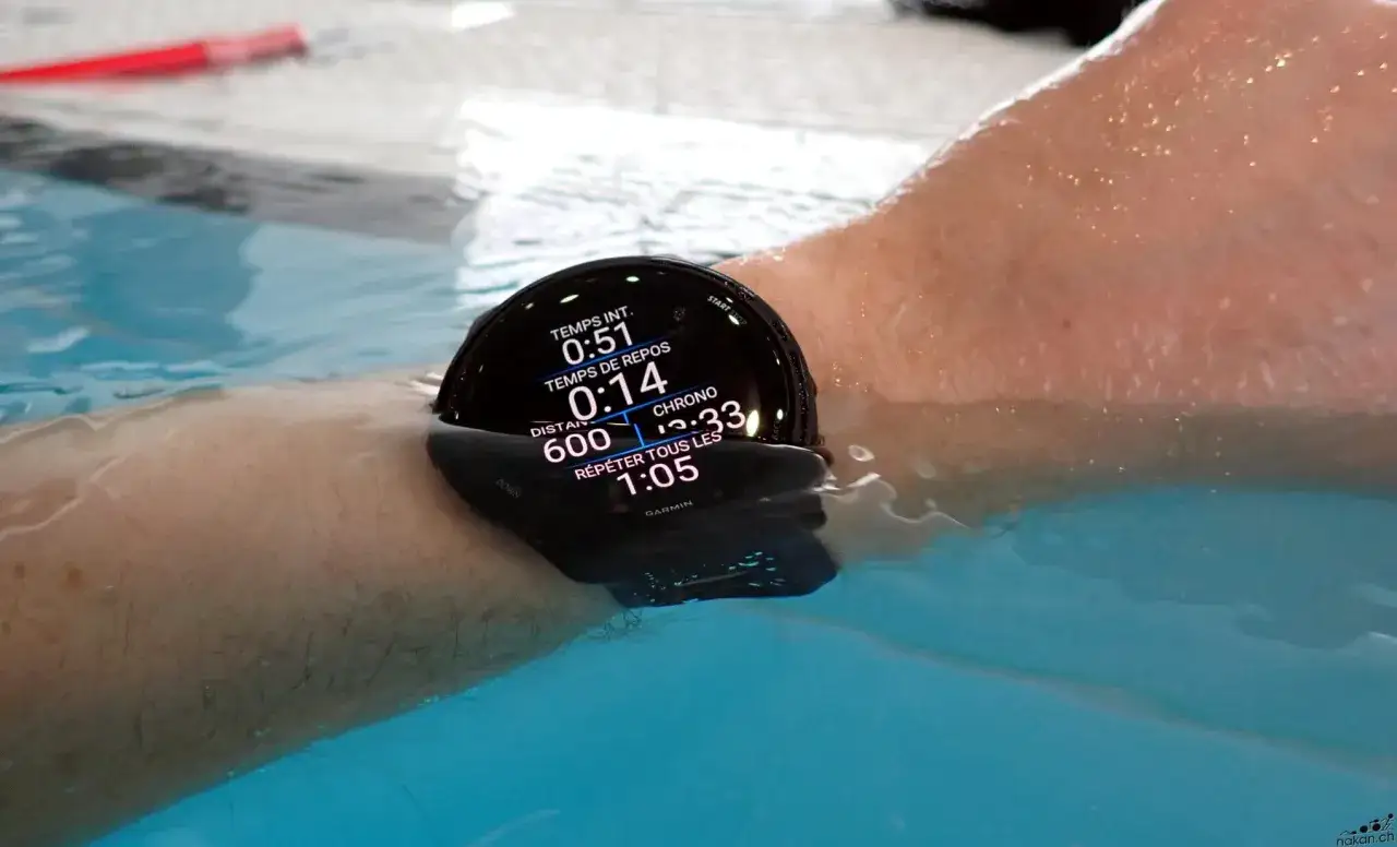 Une montre connect&eacute;e Garmin dans une piscine, affichant les donn&eacute;es d'une s&eacute;ance de natation. Id&eacute;al pour suivre vos performances &agrave; la piscine.