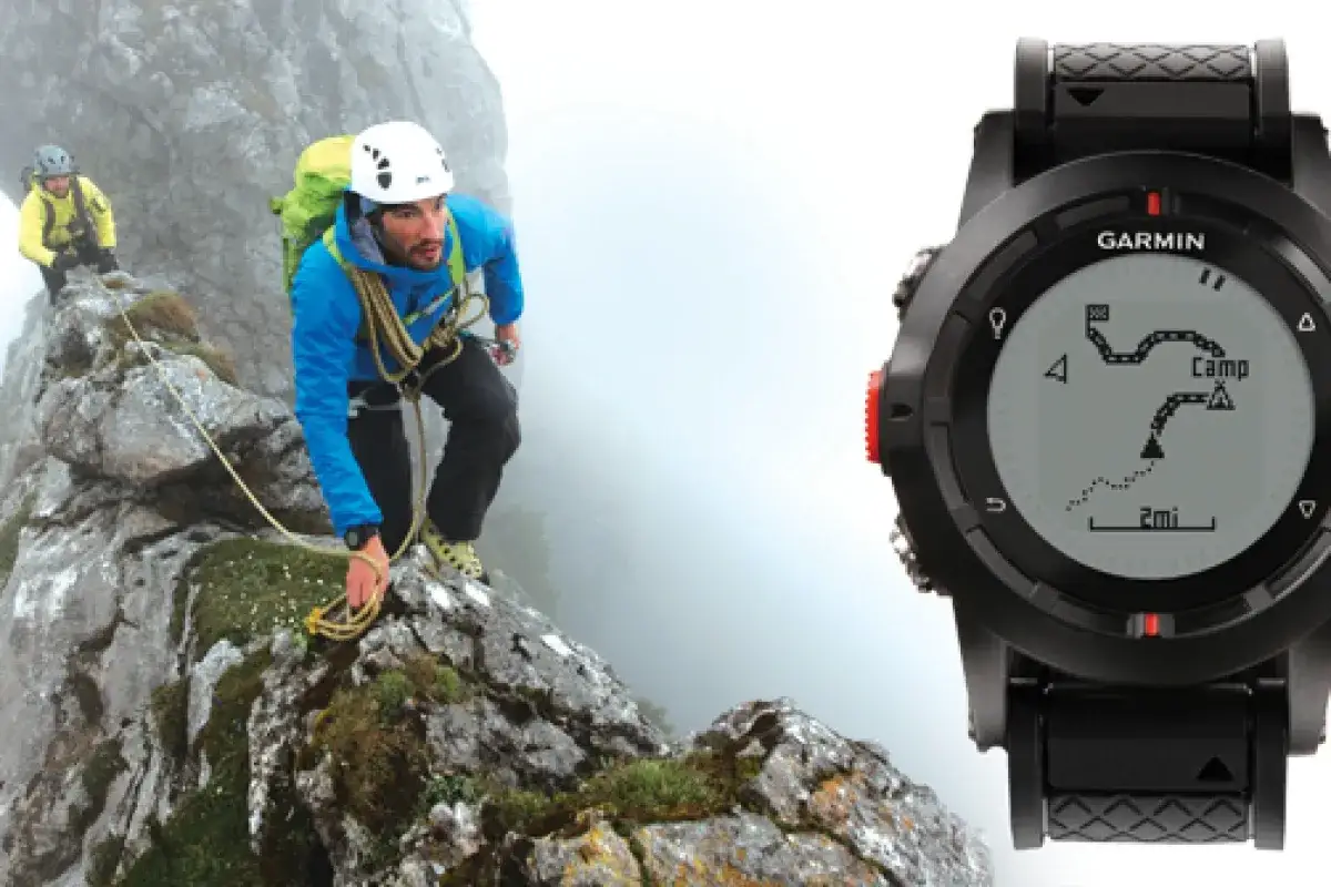Grimpeurs sur une crête rocheuse, un montre Garmin affiche une trace gpx.