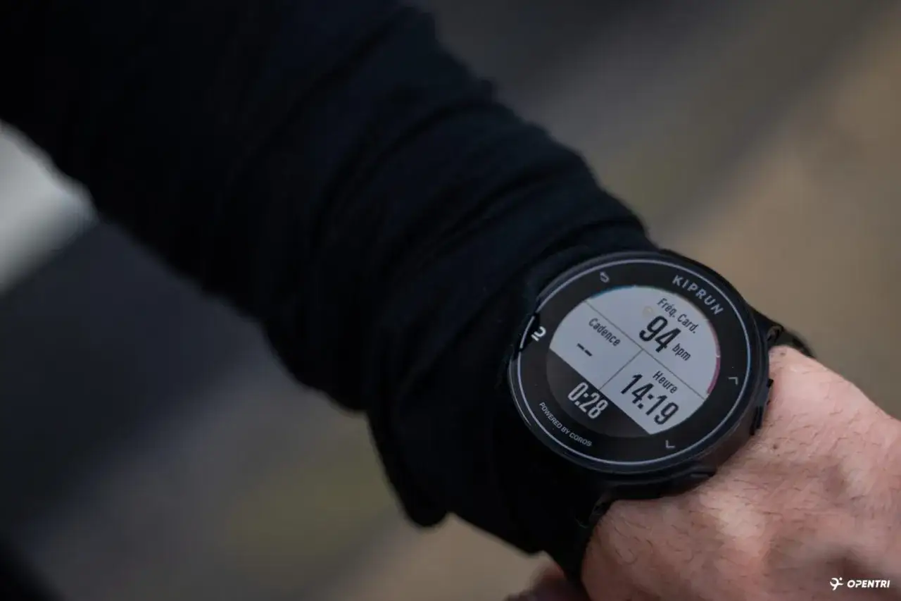 Montre de sport affichant la fr&eacute;quence cardiaque et la cadence course &agrave; pied.