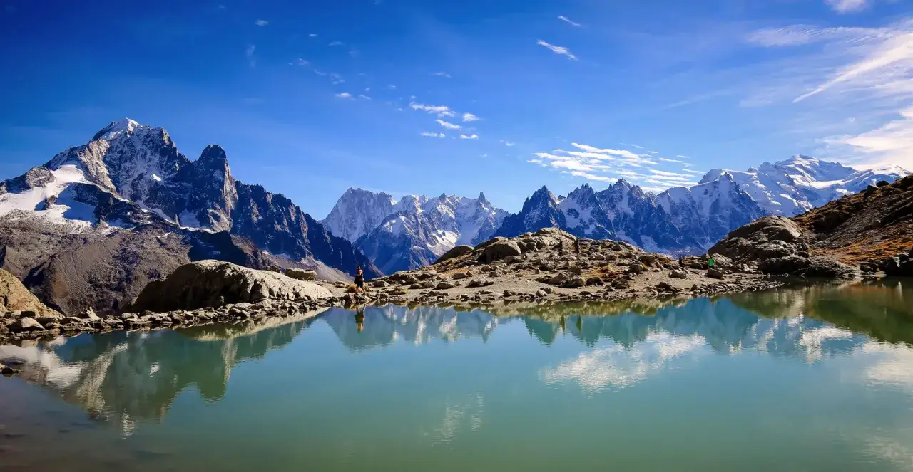 Vue d'une randonnée au lac Blanc à Chamonix. Les montagnes enneigées se reflètent dans l'eau calme.