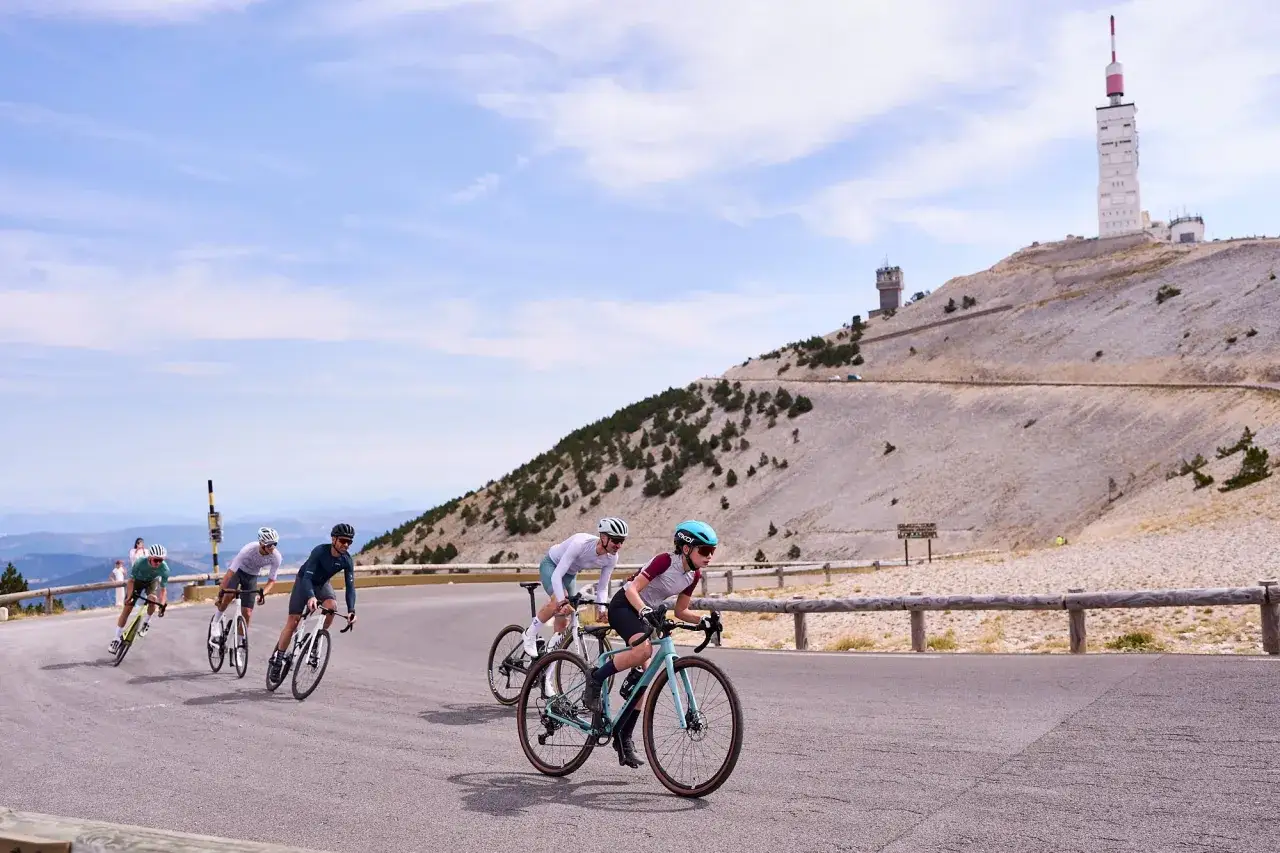 Cyclistes gravissant le Mont Ventoux, avec sa tour embl&eacute;matique en arri&egrave;re-plan.