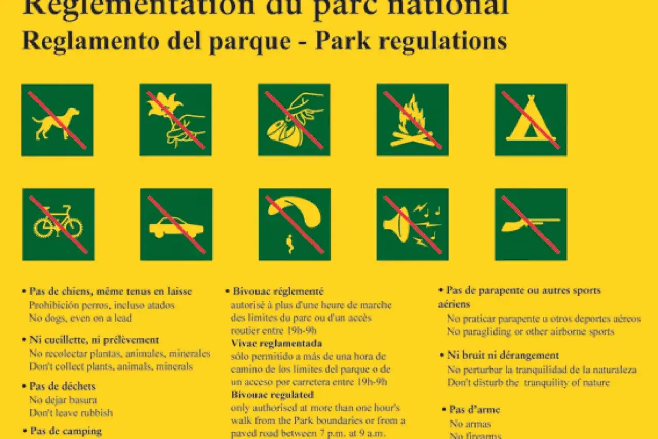 R&egrave;glementation du parc : interdiction de camping, mais bivouac r&eacute;glement&eacute;. Carte des r&egrave;gles du parc.