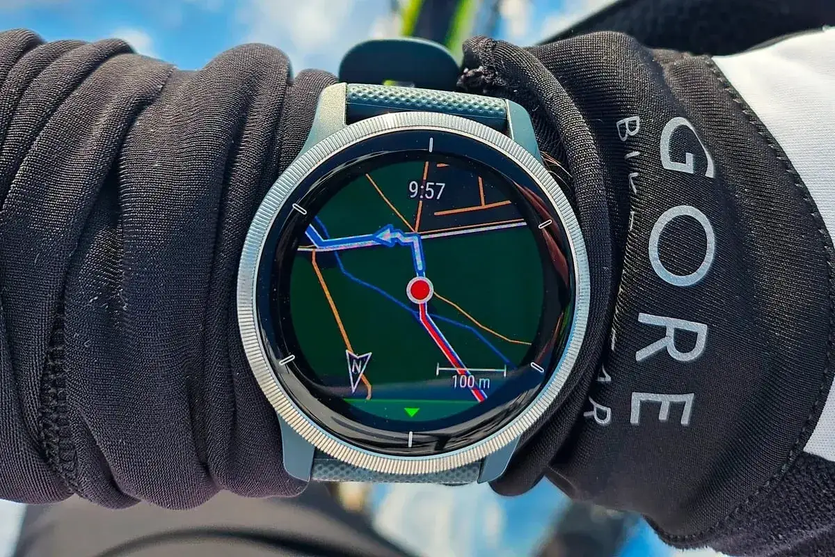 Montre Garmin affichant une carte Komoot pour une randonn&eacute;e.