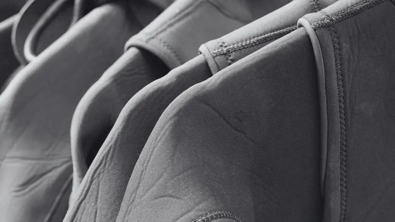 D&eacute;tail de coutures sur une combinaison n&eacute;opr&egrave;ne, pr&ecirc;te pour une r&eacute;paration.