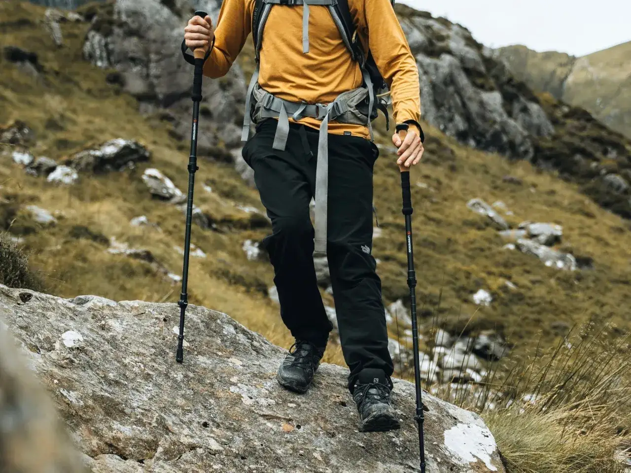 Randonneur en montagne utilisant des b&acirc;tons pour un marche avec b&acirc;ton bienfaits. Le soutien am&eacute;liore l'&eacute;quilibre et r&eacute;duit la fatigue.
